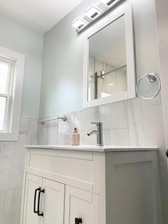 Newly renovated 4 bedroom apartment near downtown. - Montclair - 1