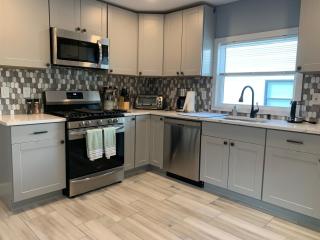 Newly renovated 4 bedroom apartment near downtown. - Montclair - 9