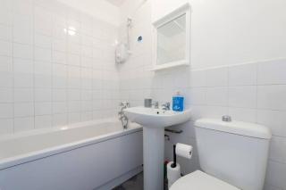 Modern 1 Bed Maisonette, Contractor Friendly, Near Airport, Town Centre and Train Station - 3