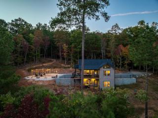 The Llaguna Lodge - New Cabin, Sleeps 10, Fire Pit, Hot Tub, in Blue Ridge , GA - Blue Ridge - 0