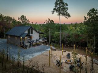 The Llaguna Lodge - New Cabin, Sleeps 10, Fire Pit, Hot Tub, in Blue Ridge , GA - Blue Ridge - 3