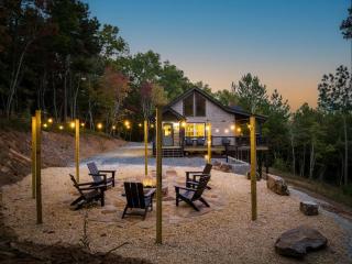 The Llaguna Lodge - New Cabin, Sleeps 10, Fire Pit, Hot Tub, in Blue Ridge , GA - Blue Ridge - 9