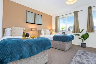 Aylesbury House with Free Parking, Super-Fast Wifi and Smart TV with Netflix by Yoko Property - Aylesbury - 0