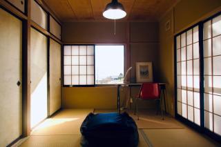 天然温泉付き プライベート空間 北アルプスの麓安曇野 貸切一棟貸 70型スクリーン完備 フモトノイエ - 5