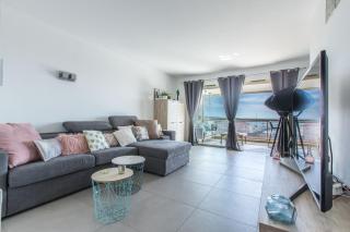 LB Vacation Rentals I Admire Panoramic Ocean Views Through Walls of Windows - Cannes - 5