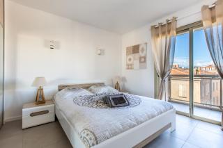 LB Vacation Rentals I Admire Panoramic Ocean Views Through Walls of Windows - Cannes - 6