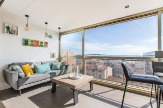 LB Vacation Rentals I Admire Panoramic Ocean Views Through Walls of Windows - 9