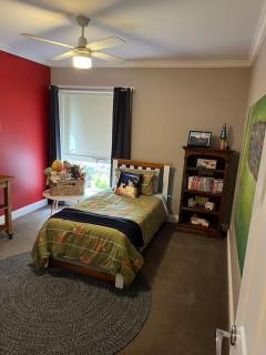 Quiet family retreat getaway - Wildlife Park, Sovereign Hill, Kryall Castle and city at your door - modern house, 8 guests, 4 bedrooms, 5 beds - 2