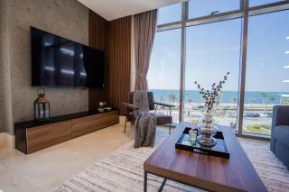 Luxurious Palm Jumeirah Apartment with Sea Views - Dubai - 1