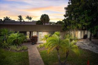 Heat of Siesta Village Walk to Beach w heated Pool - Siesta Key - 9