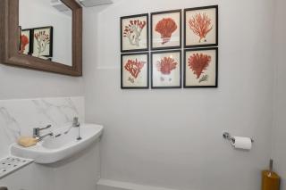 2 Bedroom stylish property set behind the angel hotel with parking and a courtyard garden - Bury Saint Edmunds - 3