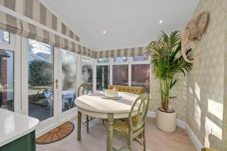 2 Bedroom stylish property set behind the angel hotel with parking and a courtyard garden - Bury Saint Edmunds - 6