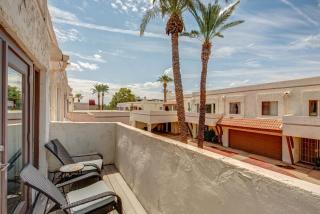 Renovated private in the heart of Old Town Scottsdale, pool & hot tub, outdoor bar & kitchen, walk to shops & bars - Scottsdale - 2