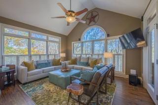 Large Luxury House, 4 King Beds & 21 Total, Hot Tub, Theater, Fireplace, Game Room, Ping-pong, Pool Table, Air Hockey, Arcade, River, Big Kitchen, Nice Porch, Quiet, Good for Families and Large Groups, Near UGA Golf Course, Close to UGA & Stanford Stadium - Athens - 5