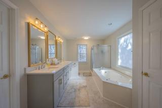 Large Luxury House, 4 King Beds & 21 Total, Hot Tub, Theater, Fireplace, Game Room, Ping-pong, Pool Table, Air Hockey, Arcade, River, Big Kitchen, Nice Porch, Quiet, Good for Families and Large Groups, Near UGA Golf Course, Close to UGA & Stanford Stadium - Athens - 4