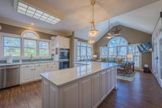 Large Luxury House, 4 King Beds & 21 Total, Hot Tub, Theater, Fireplace, Game Room, Ping-pong, Pool Table, Air Hockey, Arcade, River, Big Kitchen, Nice Porch, Quiet, Good for Families and Large Groups, Near UGA Golf Course, Close to UGA & Stanford Stadium - Athens - 7