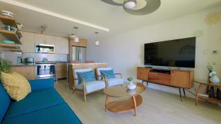 Oceanfront, Gorgeous Sunsets, Dual AC, King Bed, Top Floor Views, Impeccably Remodeled Gem HKOK318 - 2