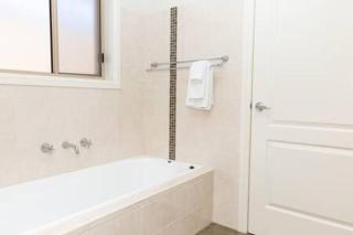 Lovely 3 Bed, 2 Bath in the City Centre! - Wagga Wagga - 5