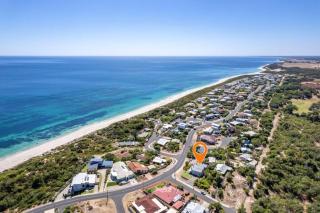 Seaview Residence by "Peppy Beach Retreats" - Two Houses in One with Soaring Ceilings - Capel - 0