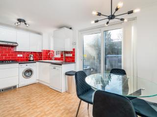 Pass the Keys Stylish 4 Bedroom Home with Parking in Borehamwood - 1