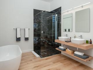 Glow Boutique Suites & Guesthouse - 8