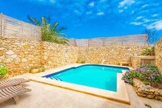 Stunning 3 bedroom Farmhouse with pool - 2