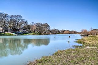 Waterfront Lake Dunlap Studio Cabin with Dock - New Braunfels - 9