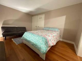 -No2- Sizeable Room in a House - 6 min to Babson College & 4 min to I-95-I90-Route 9 at Needham Boston - 9