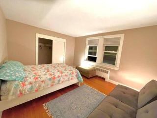 -No2- Sizeable Room in a House - 6 min to Babson College & 4 min to I-95-I90-Route 9 at Needham Boston - 7