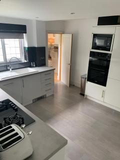 Beautiful Little Bungalow, Indoor Fireplace, & Bar - Ash - 2