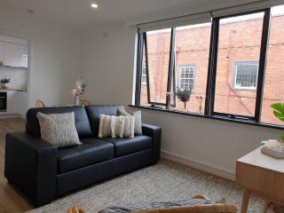Stylish St. Kilda Apartment - 9