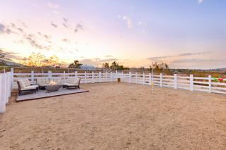 Golden Desert Ranch - Hot Tub, Fire Pit and BBQ! home - 0