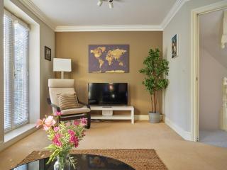 Curb Properties - Gorgeous 3 Bedroom House Close To Town Centre - 8