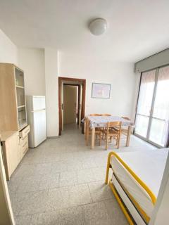 Complesso Mosaico NON FORNISCE PRESTAZIONI DI CARATTERE ALBERGHIERO, appartamenti arredati come da foto, Per il Check in Agenzia Ferro Viale Francesco Petrarca 391 lido Adriano Ra - Lido Adriano - 7