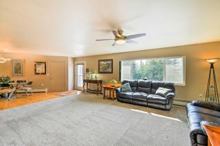 Hillside Anchorage Home by Hiking & Biking Trails! - 1