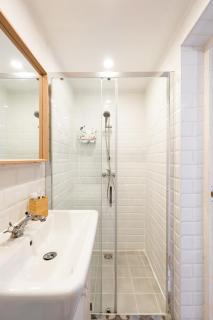 Modern stylish apartment @ Superb central location - 4