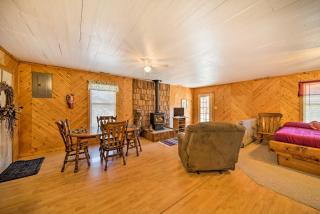 The Burgundy Cabin Iowa Retreat Pond and Fire Pit - Spragueville - 6