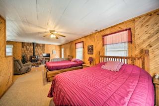 The Burgundy Cabin Iowa Retreat Pond and Fire Pit - Spragueville - 1