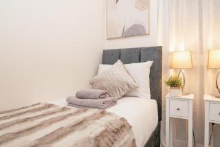 Stunning 2-Bed Apartment in Stevenage, Sleeps 5 with free Private Parking - 8