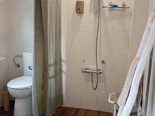Chambre élégante, calme et adaptée PMR avec Wi-Fi, climatisation, parking et table d'hôtes - FR-1-590-266 - Noyers - 3