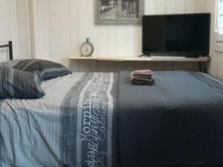 Chambre élégante, calme et adaptée PMR avec Wi-Fi, climatisation, parking et table d'hôtes - FR-1-590-266 - Noyers - 2