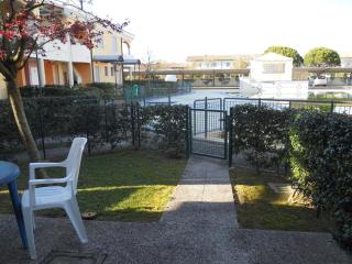 Bright apartment with private garden - 7