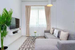 Lush 1 BR at Executive Bay - 8