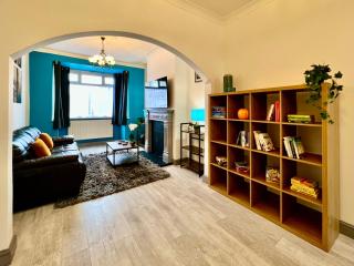 Bramhall House - Great for Contractors or Family Holidays - 4