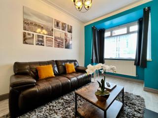 Bramhall House - Great for Contractors or Family Holidays - 9