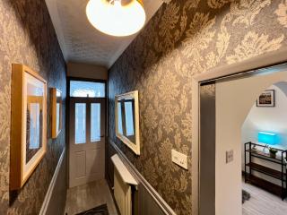 Bramhall House - Great for Contractors or Family Holidays - 3