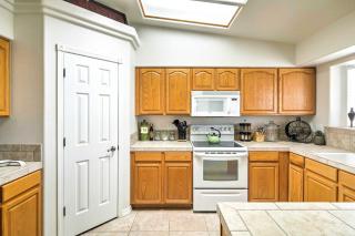 Cozy Lake Havasu City Retreat with Deck and Pool Table - 3
