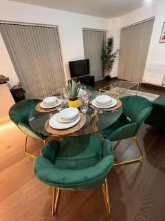 Dartford Lux Stay 1 bedroom apartment- free parking next to station - 7
