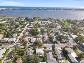 Charming Studio w Pool One Mile to Beach Pets Welcome - Lake Worth - 9