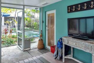 Charming Studio w Pool One Mile to Beach Pets Welcome - Lake Worth - 2